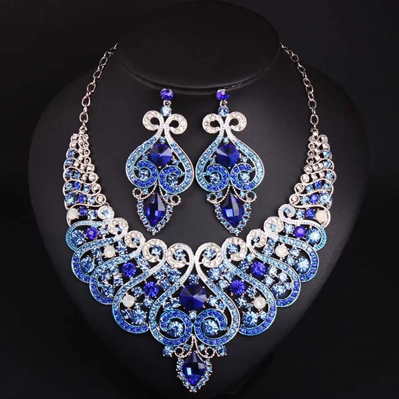 

Комплект из колье и серёг, с кристаллами