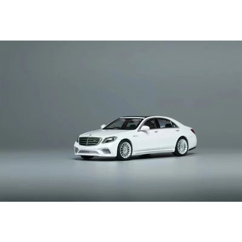 Модель литая под давлением автомобиля цвет белый/зеленый