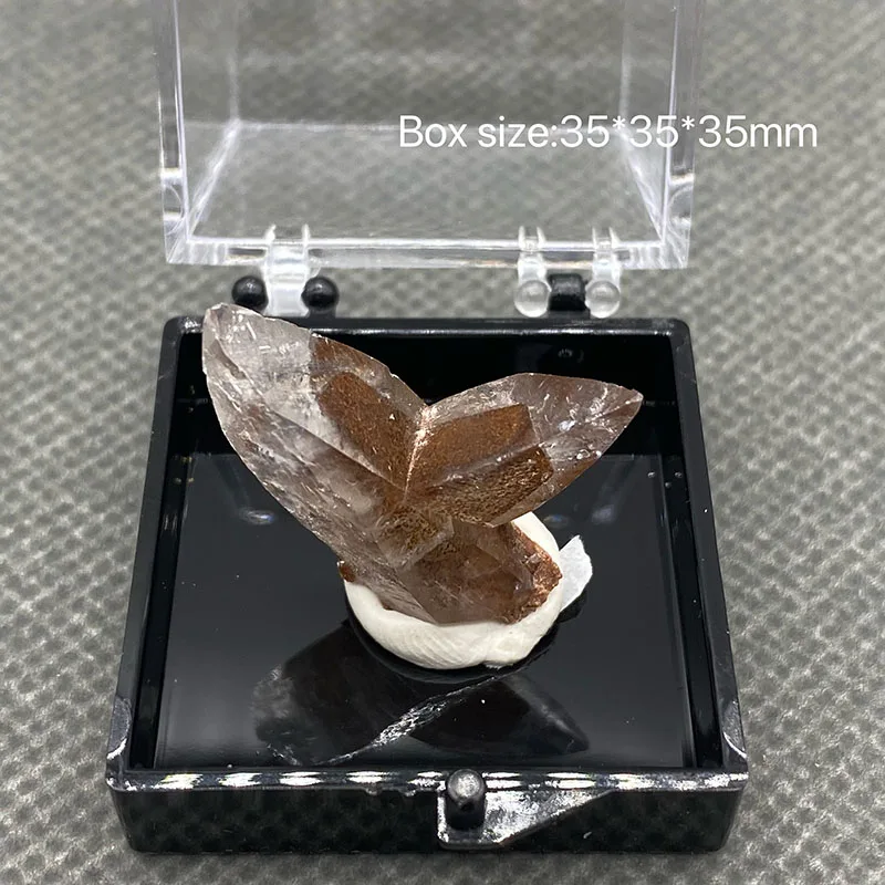 

Natural swallowtail twin crystals are very rare and good specimens +Box size 35*35*35 mm