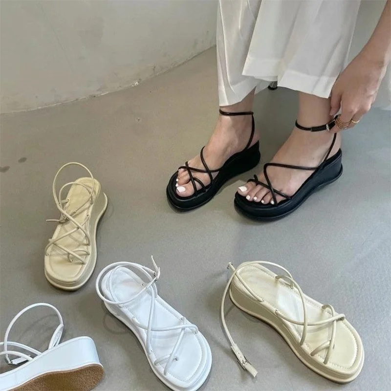 

Женские летние босоножки из искусственной кожи на платформе