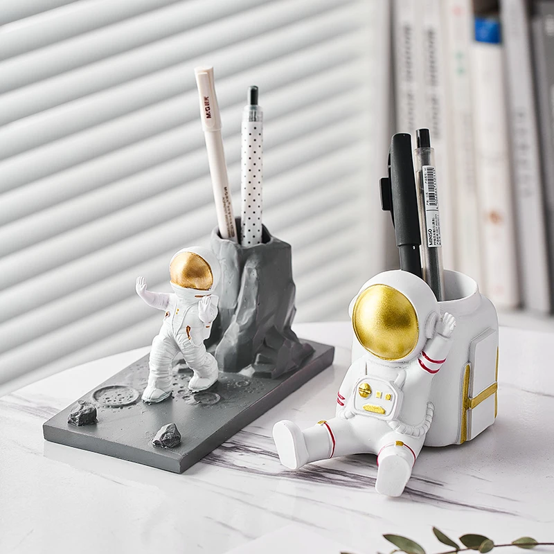 

Creative Astronaut Pen Holder Home Decor Modern Style Study Tabletop Ornament Office Meeting Room Desk Accessories Pen Container