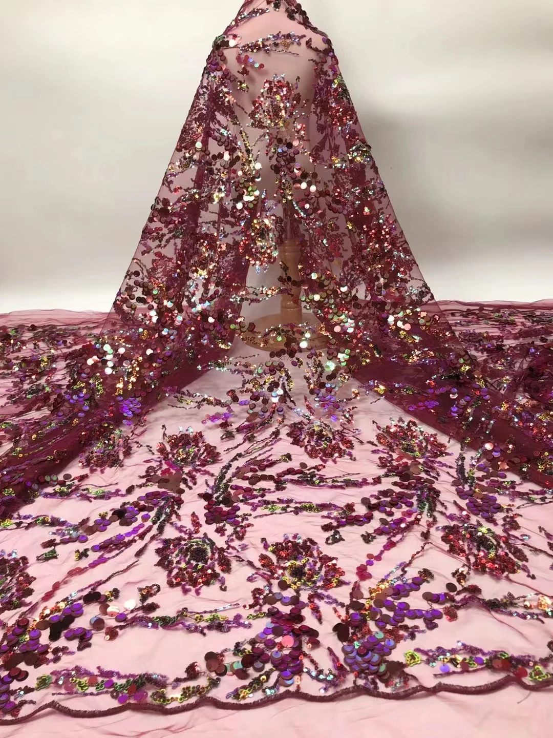 

Новейшая Высококачественная блестящая ткань с вертикальной вышивкой, Европейская и американская Роскошная вышитая кружевная ткань для вечернего платья