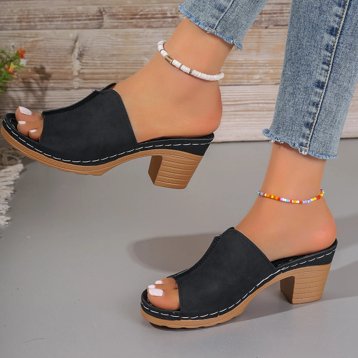 Шлепанцы женские на среднем каблуке массивные сандалии брендовые классические