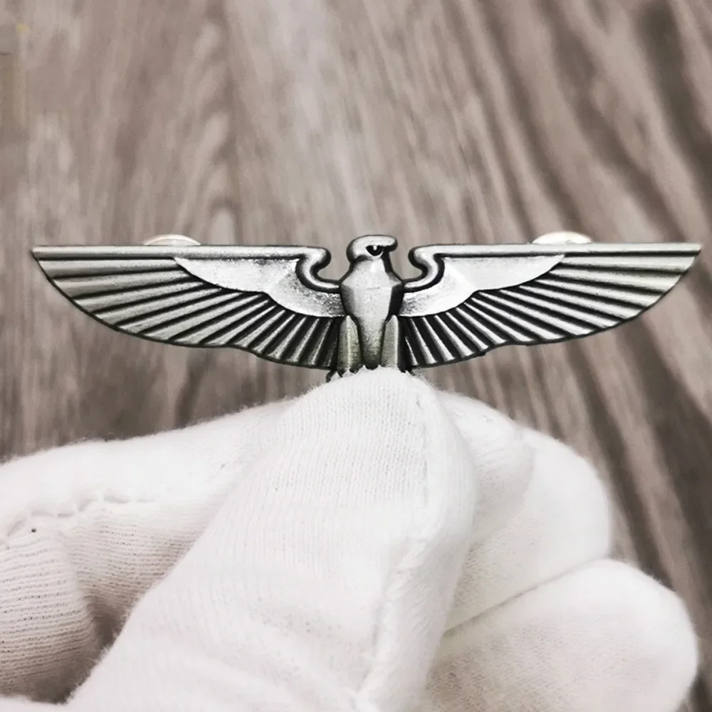 Брошь с изображением герба Санкт-Петербурга в ассортименте