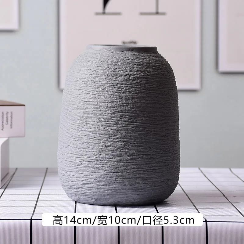 

Белая керамическая ваза в скандинавском стиле