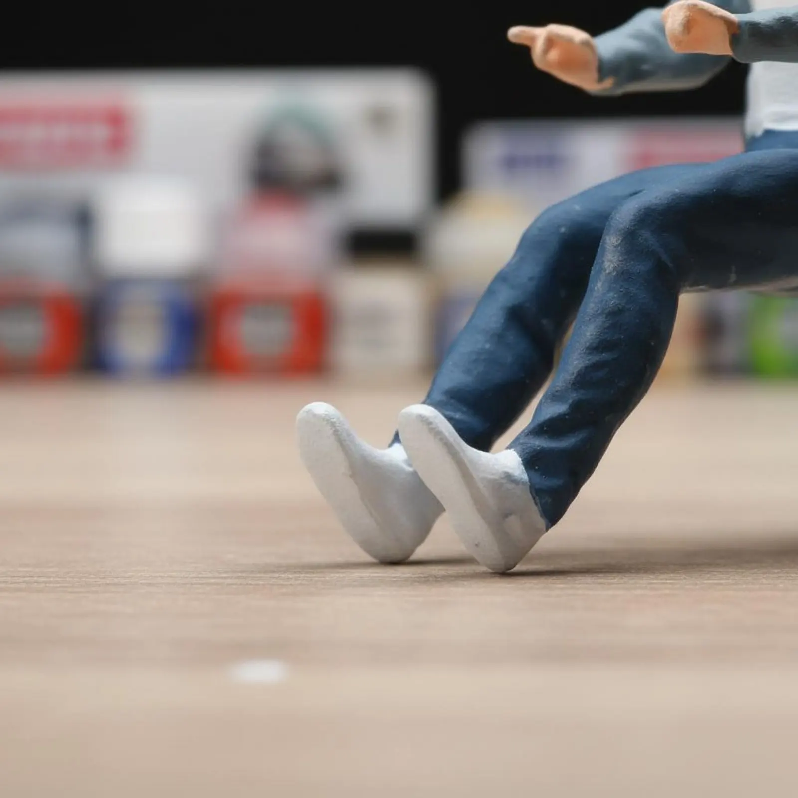 Фото Фигурка для гоночных игр в масштабе 1:64, реалистичный дизайн, миниатюрная игровая машина, фигурка человека в масштабе 1:64, высокодетализированная №4