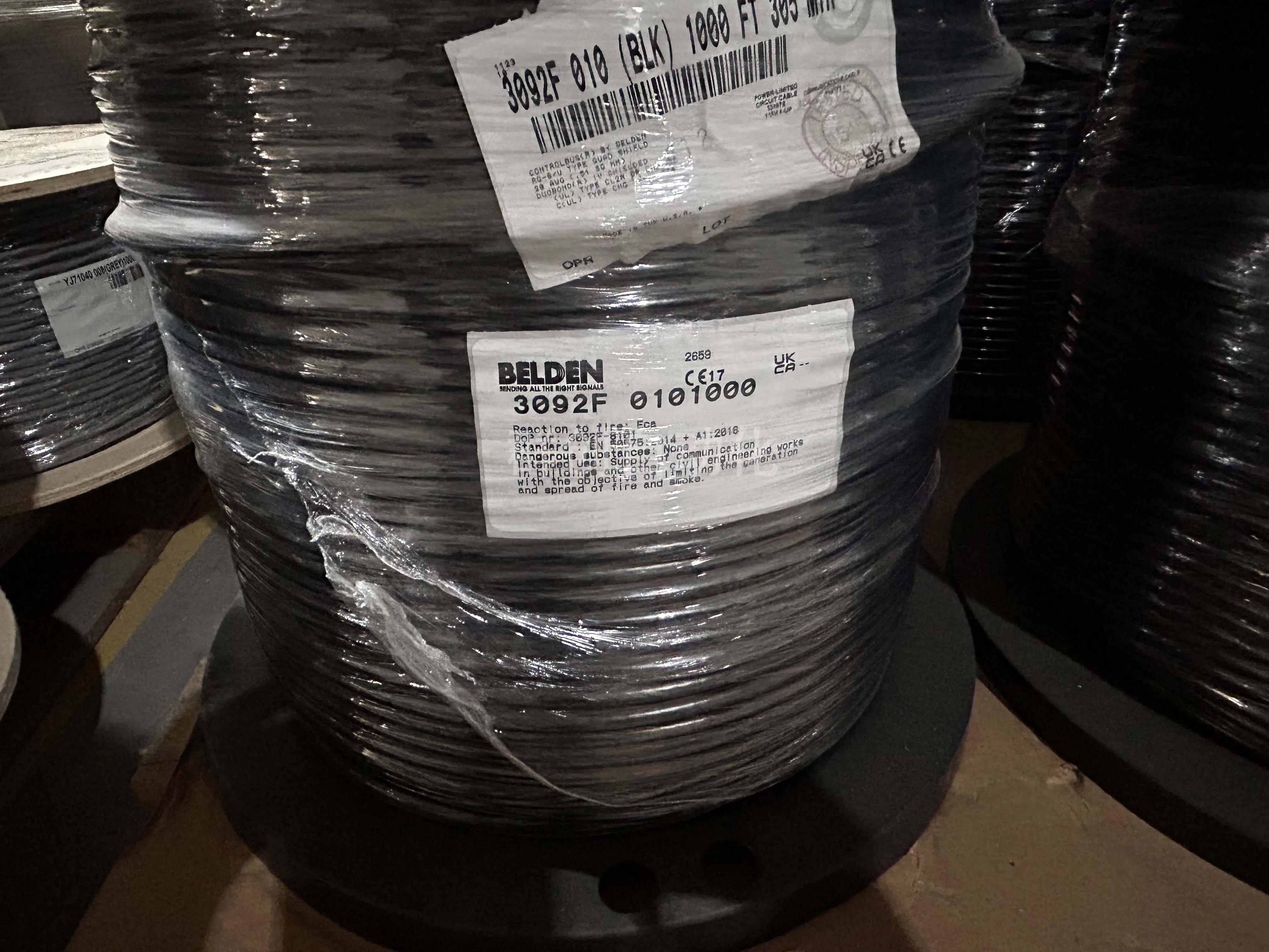Фото Коаксиальный кабель Belden 3092F ControlBus RG-6, 20 жил из неизолированной меди, с изоляцией FPE, с четырехжильным алюминиевым экранированием, в ПВХ-оболочке, высокогибкий, CMR №4