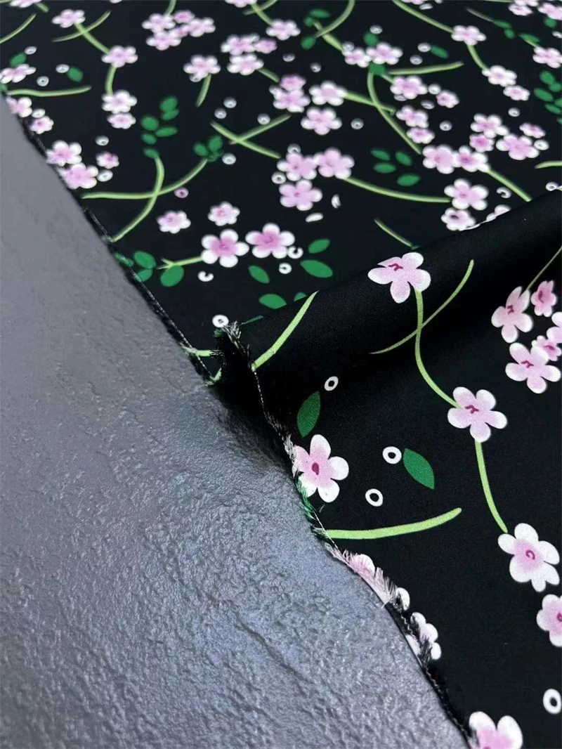 Темпераментная черная нижняя часть с маленьким цветочным принтом двойной Qiao