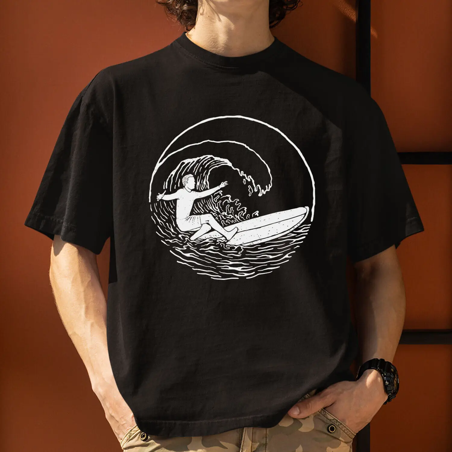 Футболка с рисунком Surfing the Waves — Ocean Adventure мужская и женская футболка