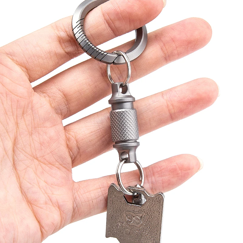Купи 1pcs Titanium Alloy Mini Rotate Buckle Keychain Portable Multifunctional EDC Outdoor Tool Brass Waist Belt Quick Buckle Keyring за 309 рублей в магазине AliExpress