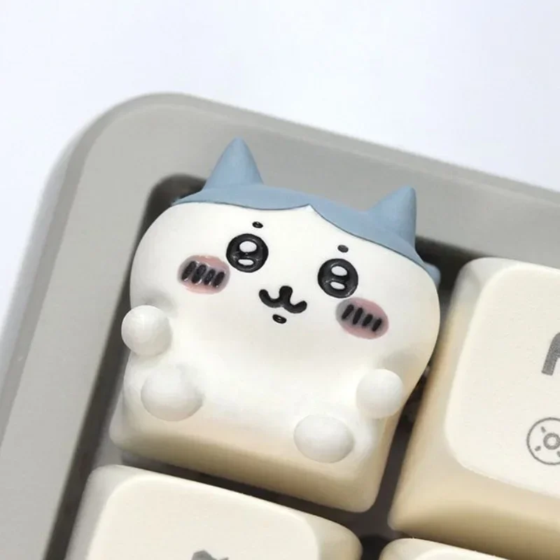 Фото Милые кейкапы Kawaii Hachiware Chikawa для механической клавиатуры: персонализированные, из смолы, с аниме-персонажами, милые мультяшные девушки, креативные кейкапы для клавиатуры №2
