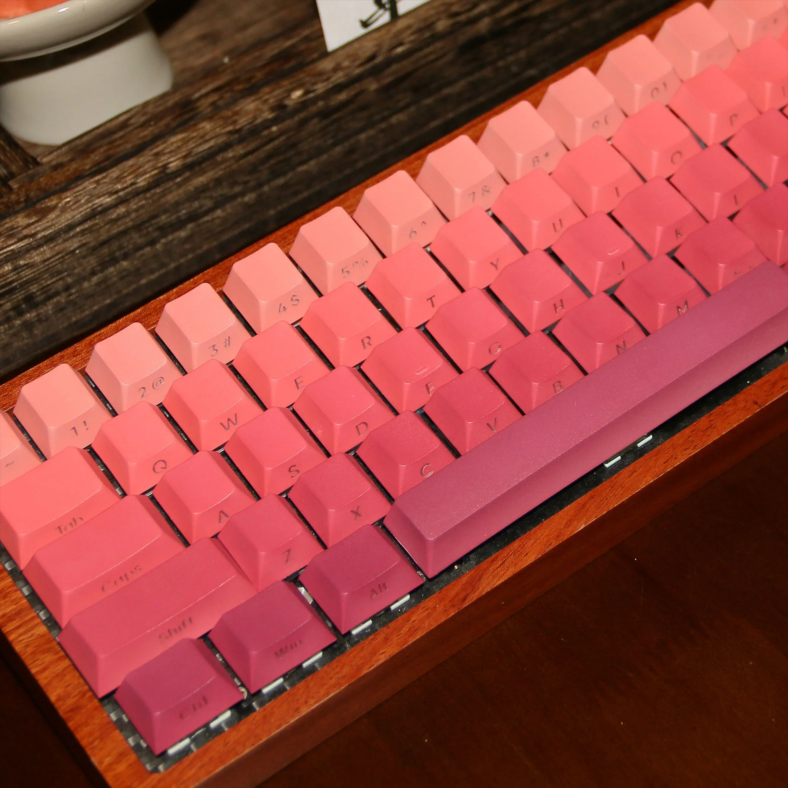 Колпачки клавиш с постепенным изменением цвета гравировкой по бокам