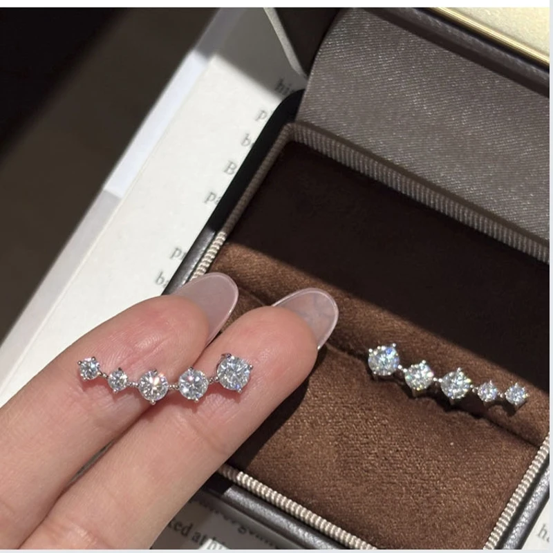 Фото Изогнутые серьги с муассанитом цвета D, создающие ощущение высокого класса и легкой роскоши, с покрытием из серебра S925 и позолотой K-gold. №5