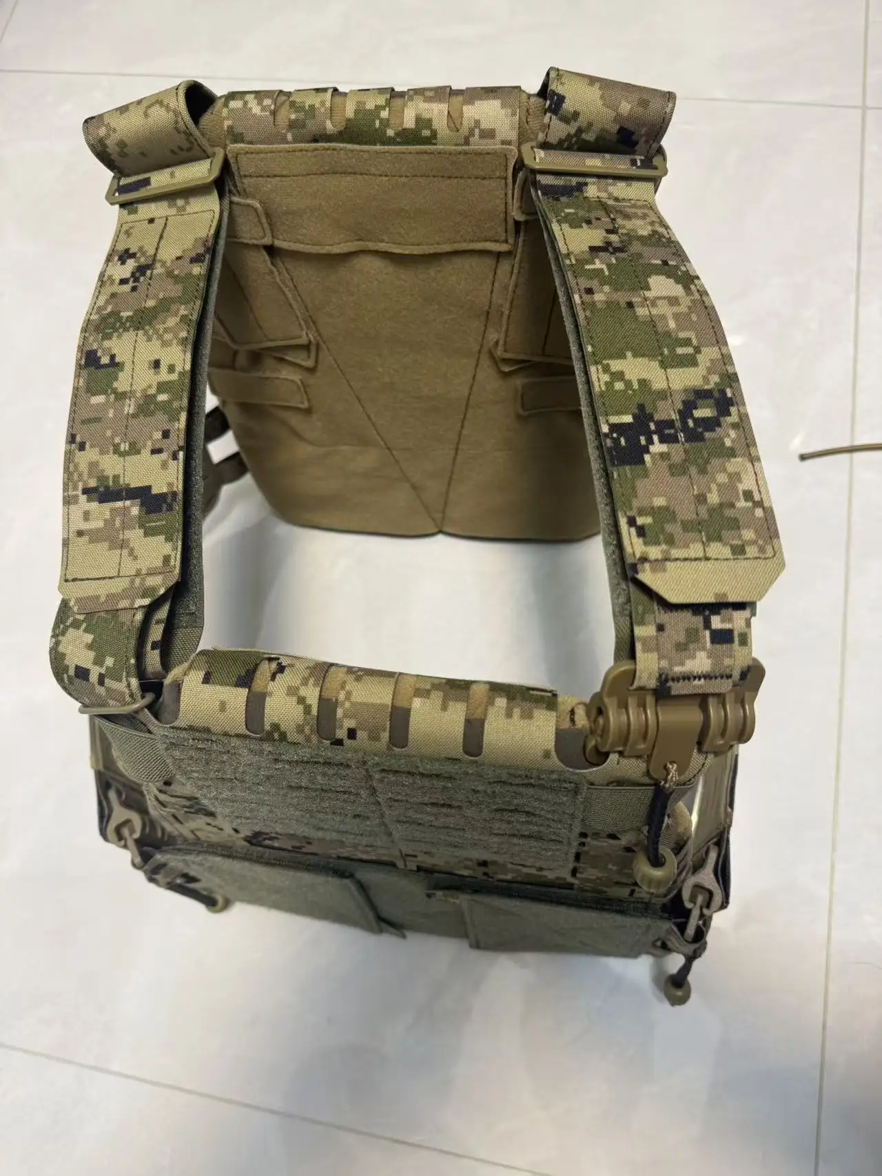 Фото Комплект жилетов Shaw SC ARC CADPAT Multi Terrain V2, изготовленный из композитной ткани 500D и 1000D, канадский вседорожный жилет с лазерной резкой. №2