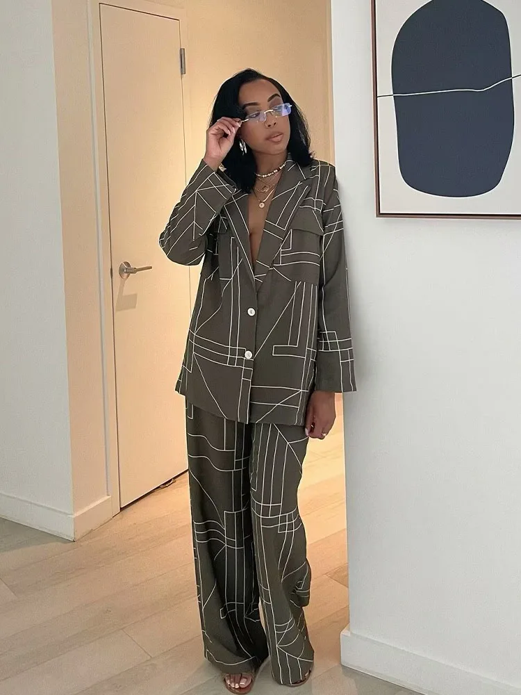 Женский брючный костюм с широкими штанинами и молнией геометрическим принтом