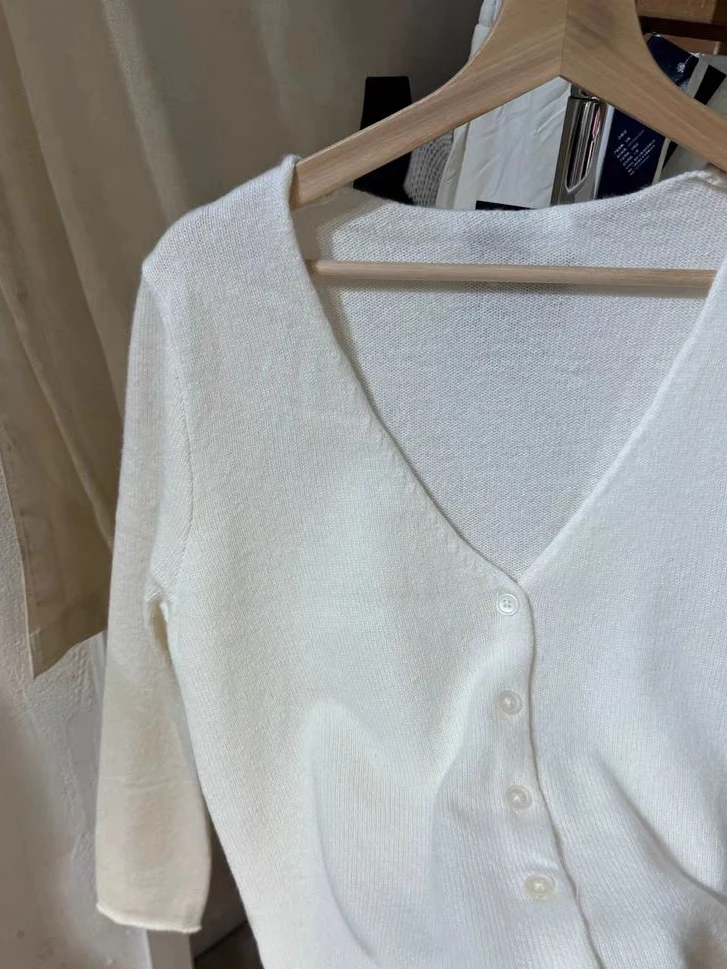 Вязаный кардиган с ажурным подолом бежевый однобортный хлопковый укороченный