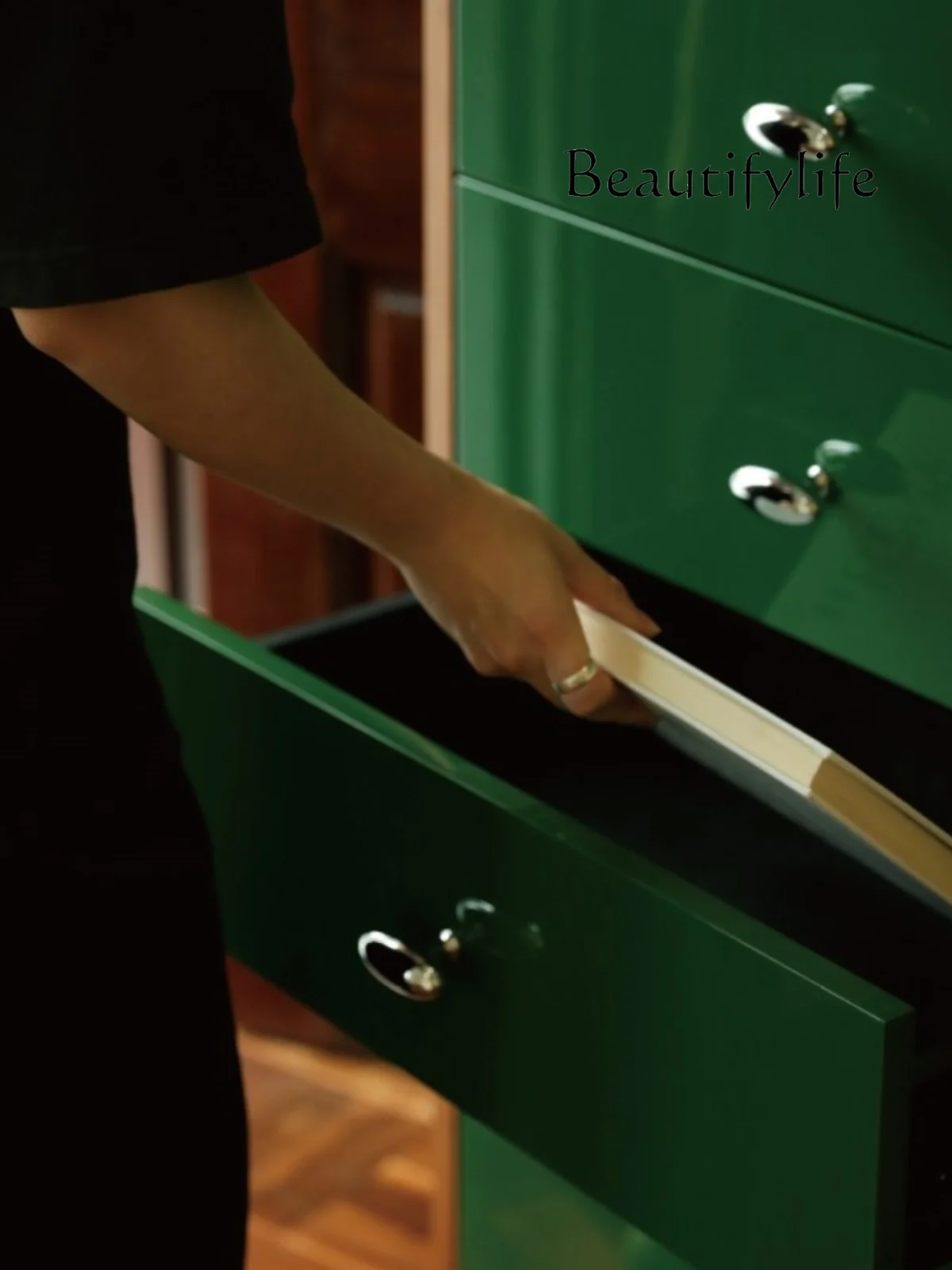 Роскошный шкафчик в стиле ретро с изображением французской строчки из массива