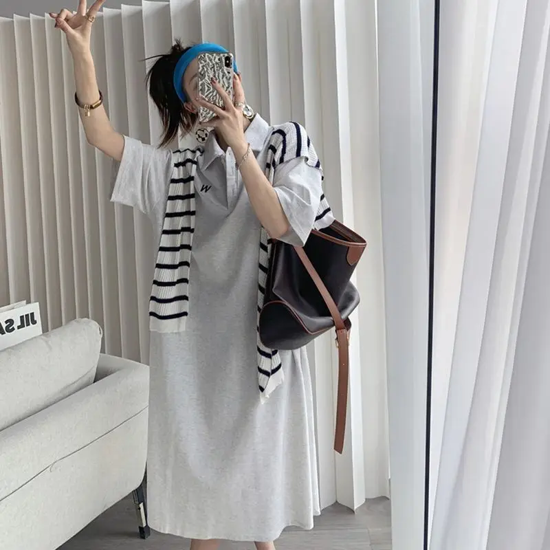 Женское платье-футболка средней длины с коротким рукавом и воротником поло 300 кг