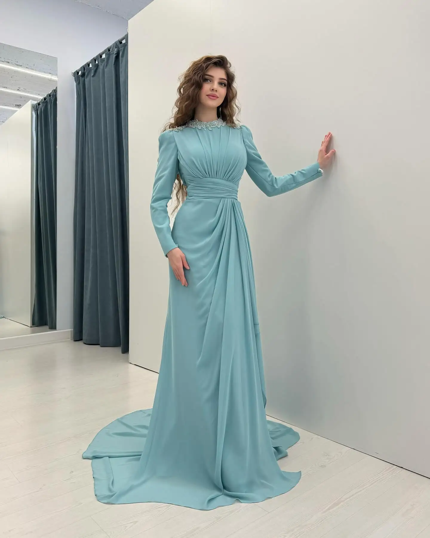 Женское вечернее платье до пола с круглым вырезом и бисером