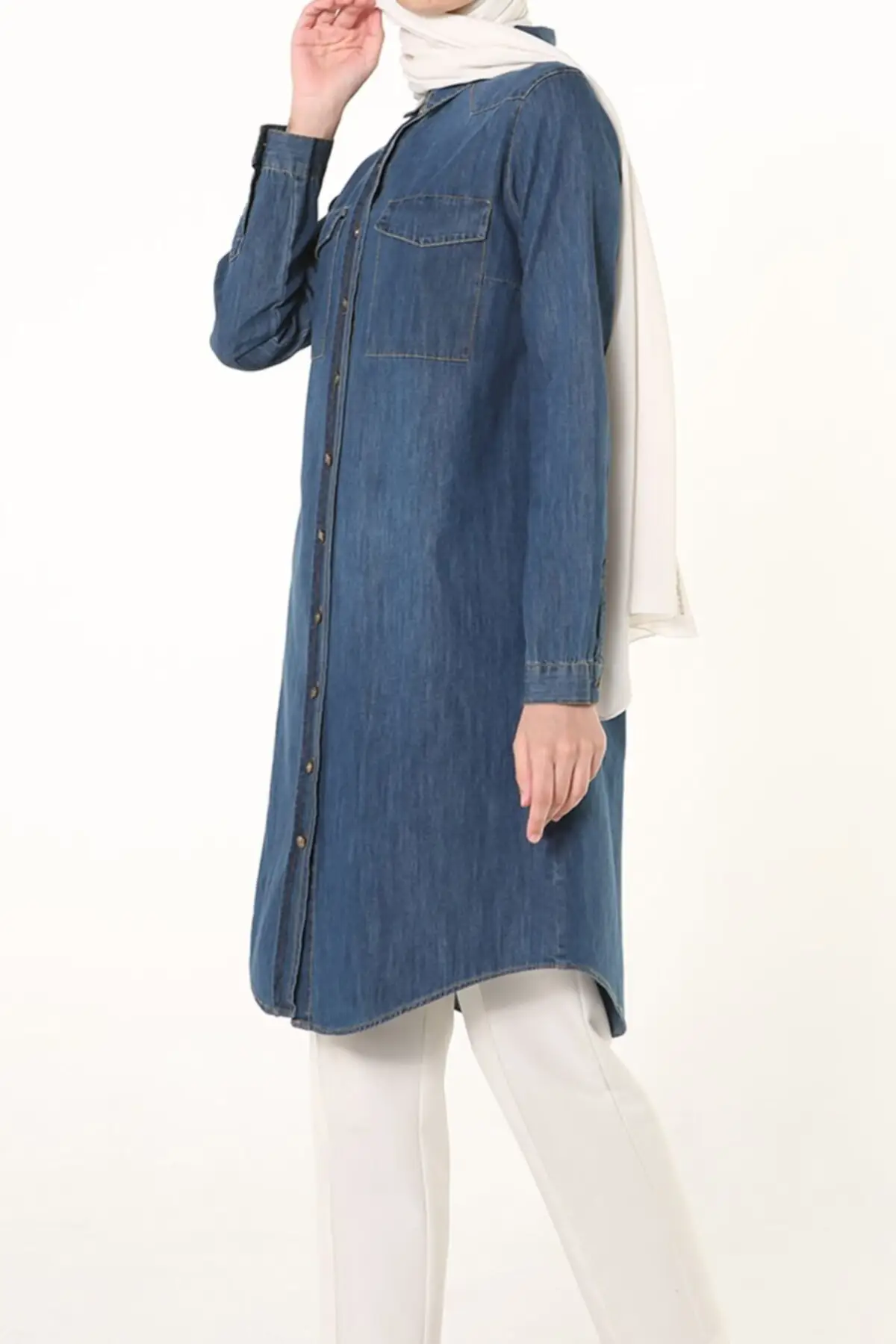 

Женская голубая рубашка из натуральной ткани