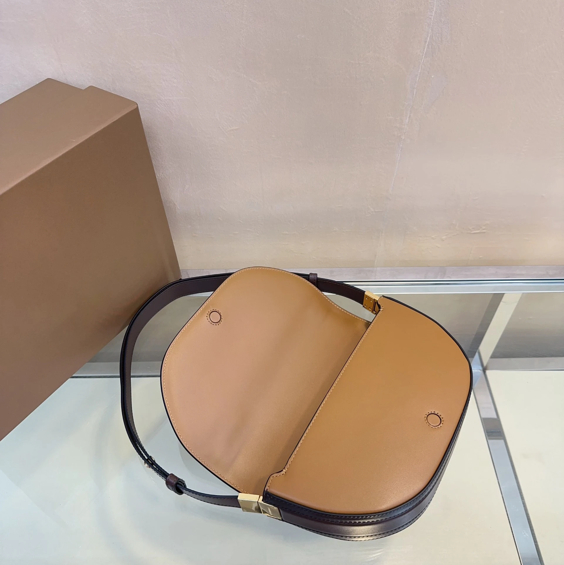 Современная минималистичная сумочка с регулируемым ремешком элегантным и