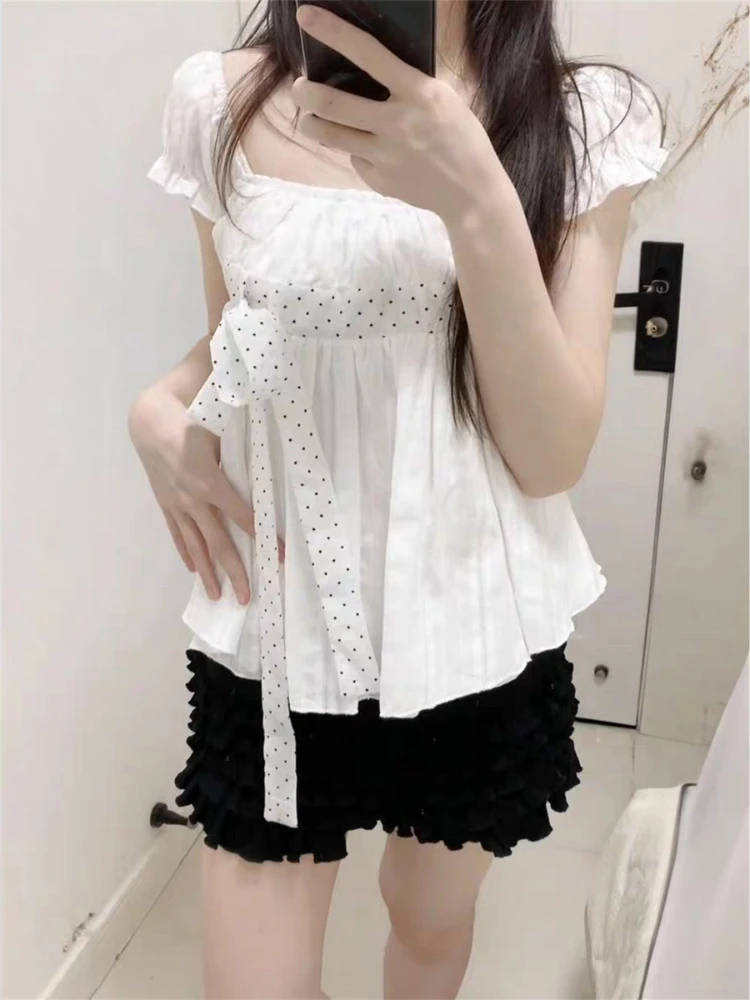 Фото Комплект из двух предметов в корейском стиле Coquette Sweet: топ с пышными рукавами и бантом в горошек, шорты с высокой талией и оборками, повседневная одежда 2026 №1