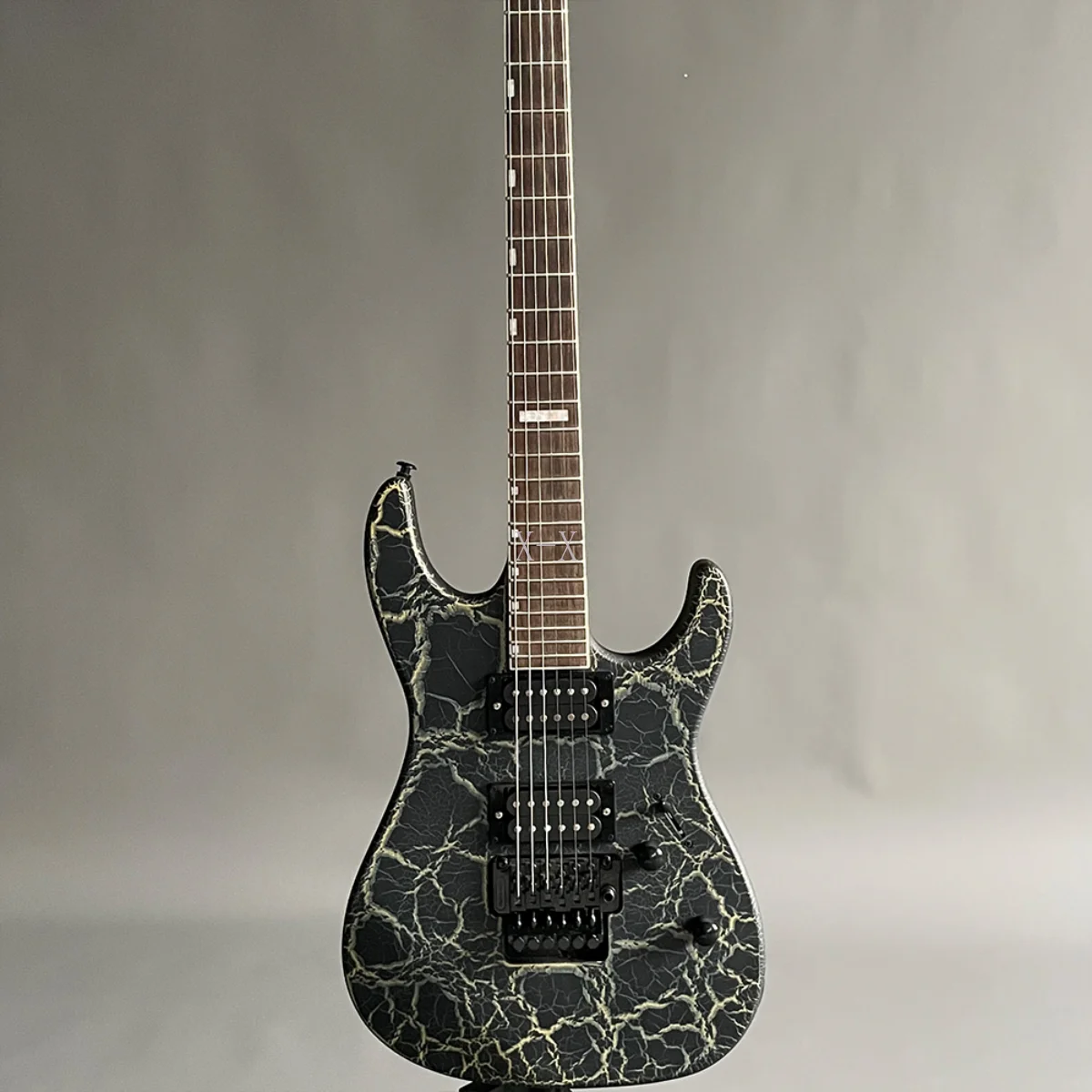 

Новое поступление, электрическая гитара с черным трещиновым узором, черная фурнитура, грифельная доска из красного дерева, черная фурнитура, мостовая гитара