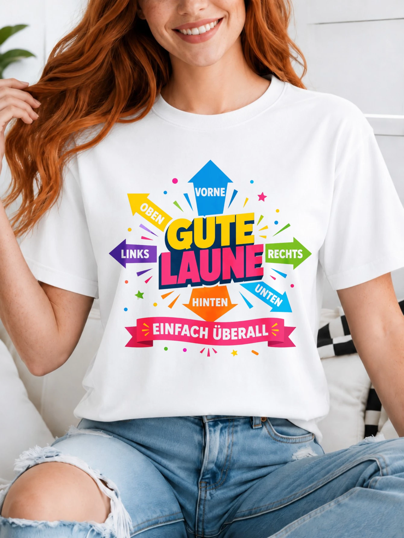 Фото Футболка унисекс Gute Laune Uberall с яркими разноцветными стрелками вокруг ярко-желтых и розовых букв, веселый немецкий дизайн. №1