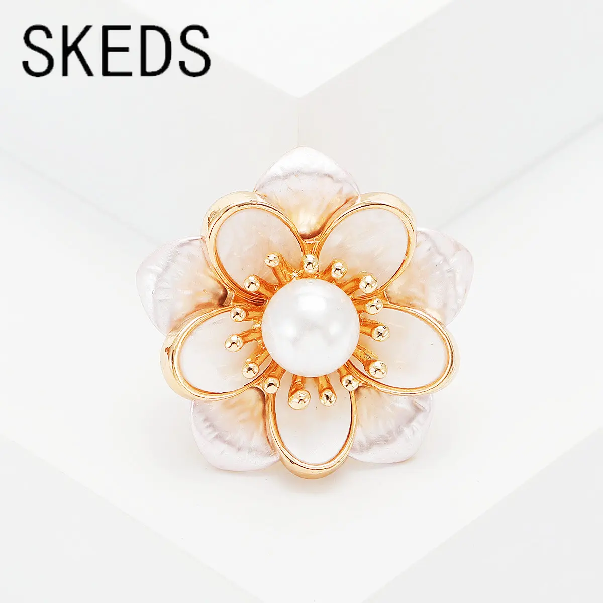 

SKEDS Elegant Women Lady Delicate Pearl Shell Flower Brooches Pins Fashion Casual Suit Office High Quality Badges Corsage Gift