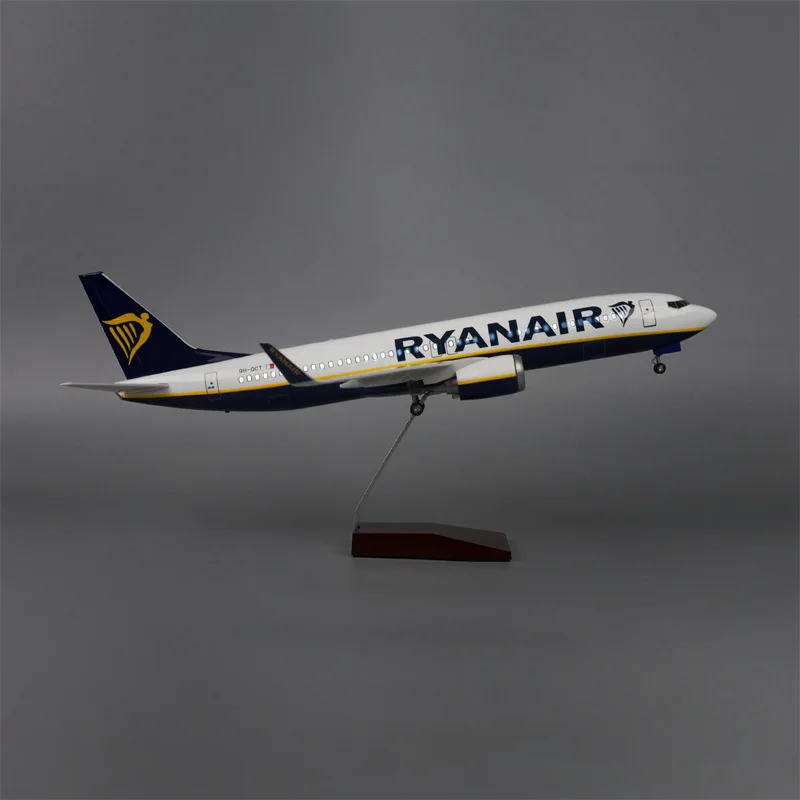 Фото Модель самолета Ryanair BY737 со светодиодной подсветкой и колесами, статическая имитация самолета, настольное украшение для авиационных коллекционеров №5