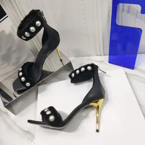 

Босоножки женские с открытым носком, новейшие сандалии с черным мехом, на тонком высоком каблуке, с жемчугом, пикантные туфли под вечернее платье золотого цвета, на лето