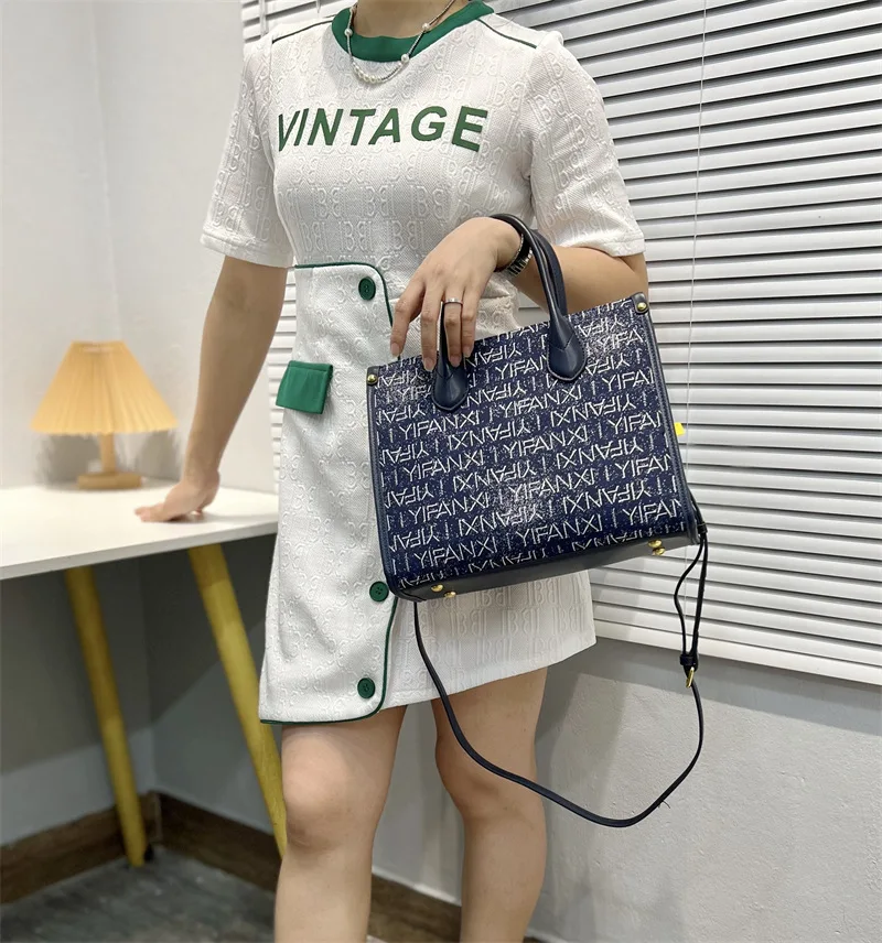 

Новинка 2023, модная женская вместительная сумка-тоут на одно плечо, новая холщовая портативная трендовая сумка с вышитыми буквами
