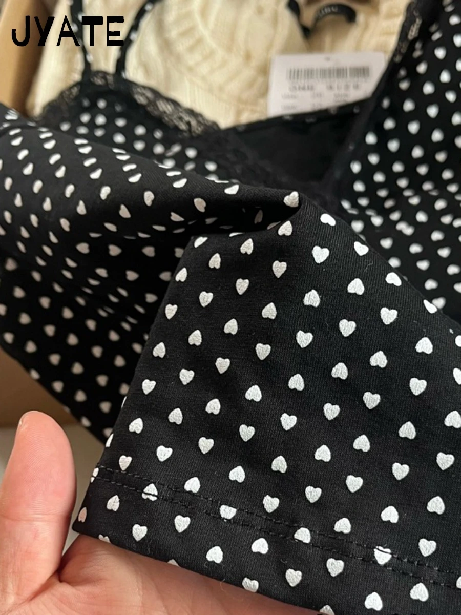 Женская хлопковая майка с кружевной отделкой и V-образным вырезом