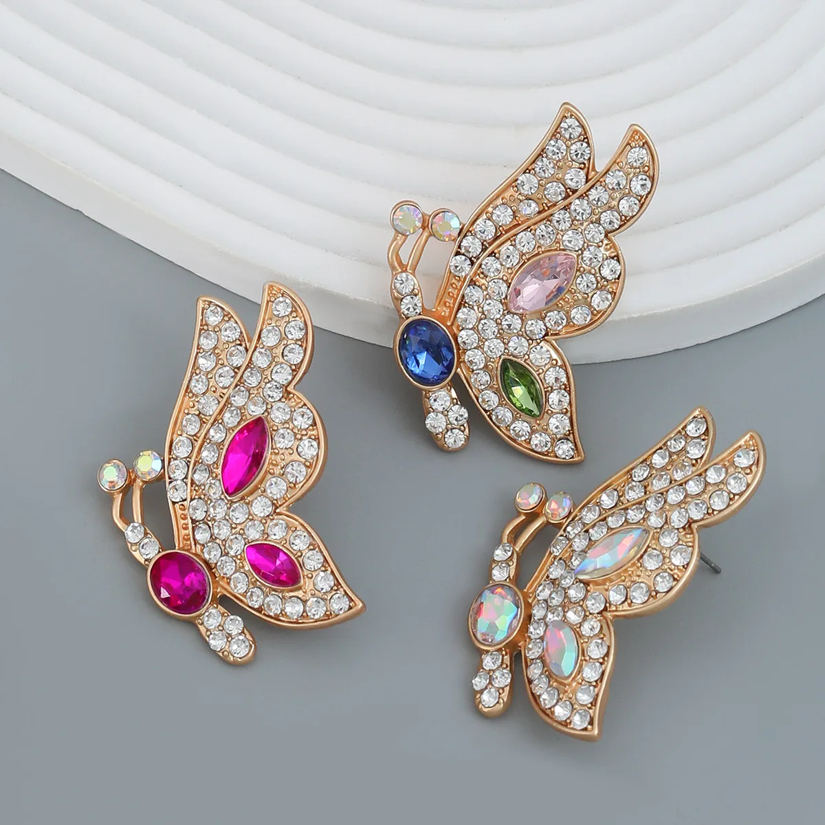 

2023 New Baroque Metal Rhinestone Butterfly Stud Earrings for Women Girls Luxury Crystal Earrings Statement Jewelry Wholesale