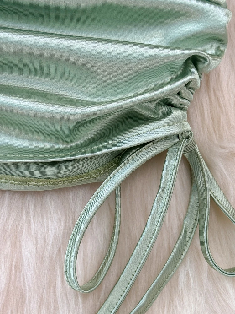 Женское атласное платье без рукавов с открытой спиной