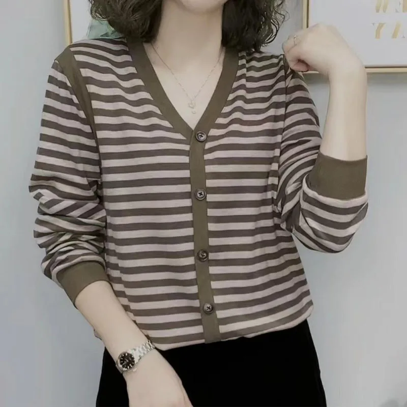 Модные топы в полоску с пуговицами и V-образным вырезом повседневные