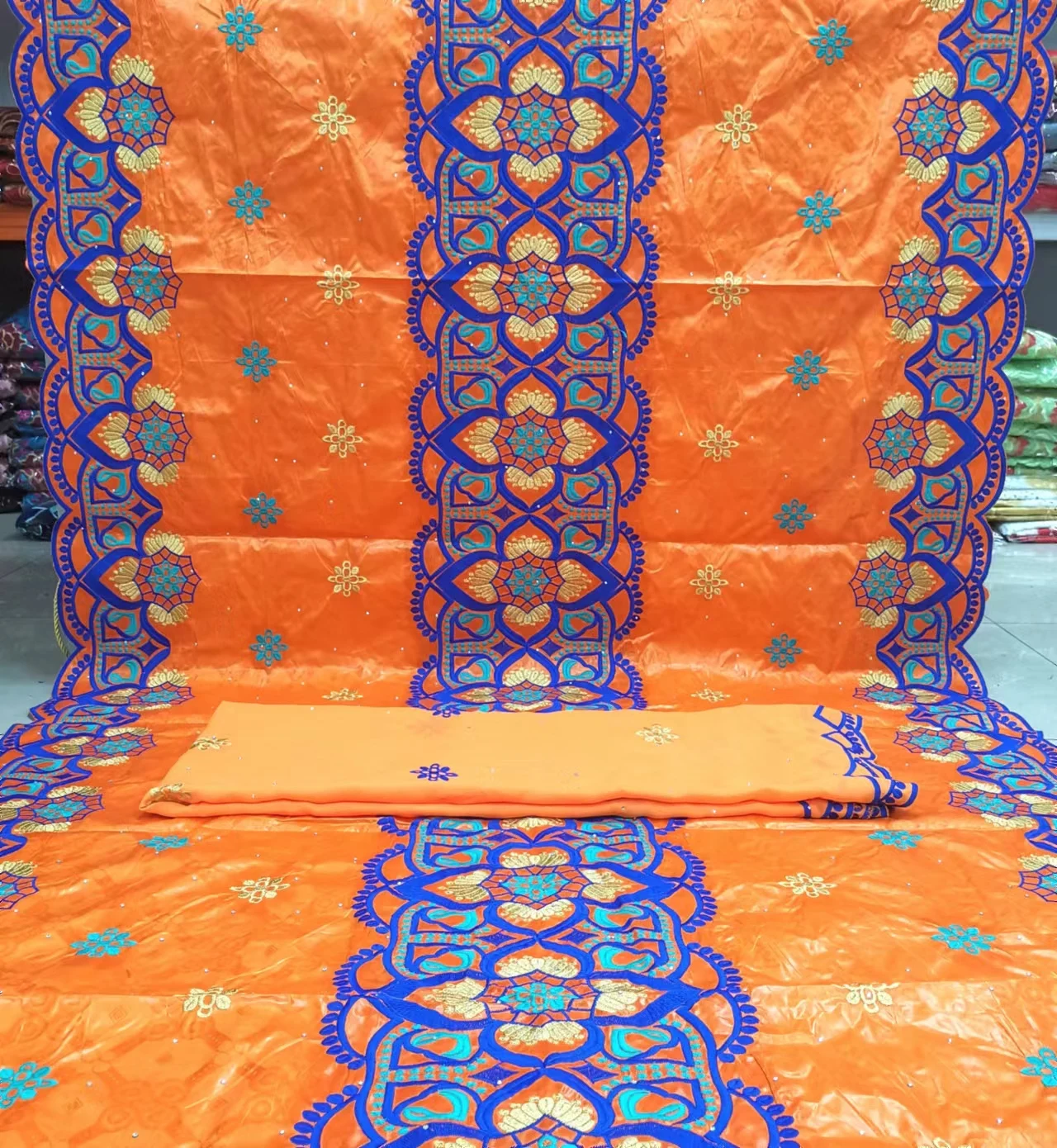 

Новое поступление африканская оранжевая 5 + 2 ярда богатая кружевная парчовая ткань Bazin 2022 Высококачественная швейцарская каменная вуаль тк...