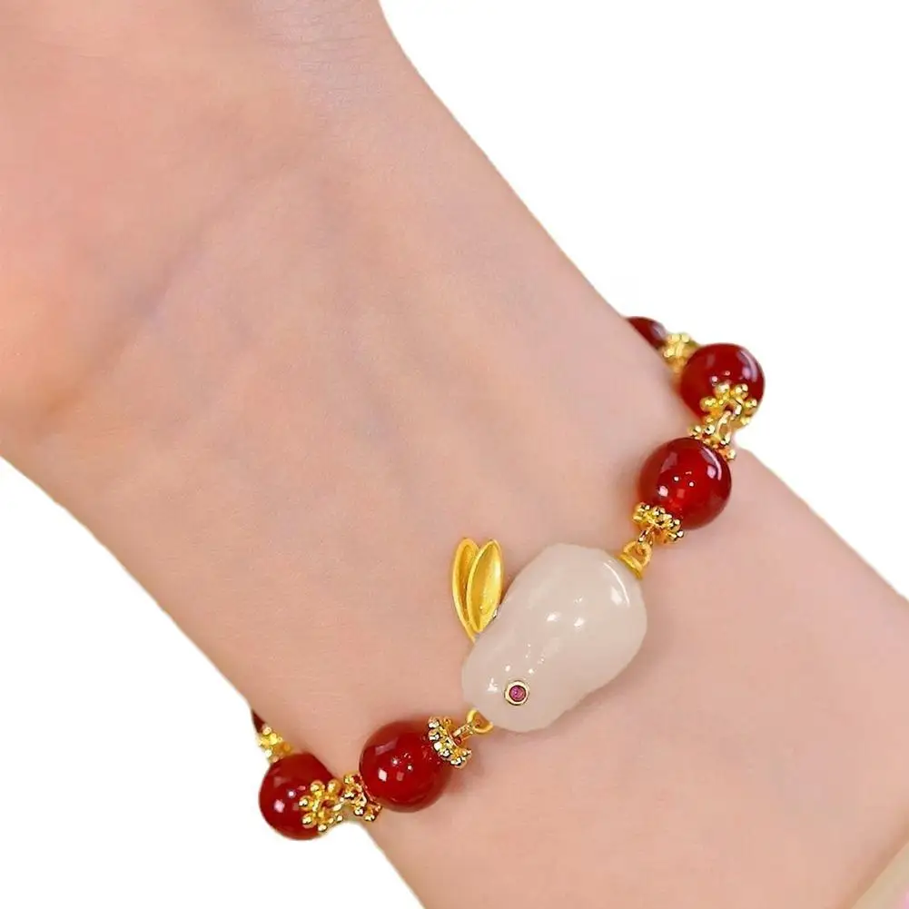 

Новогодний женский браслет с бусинами в виде кролика