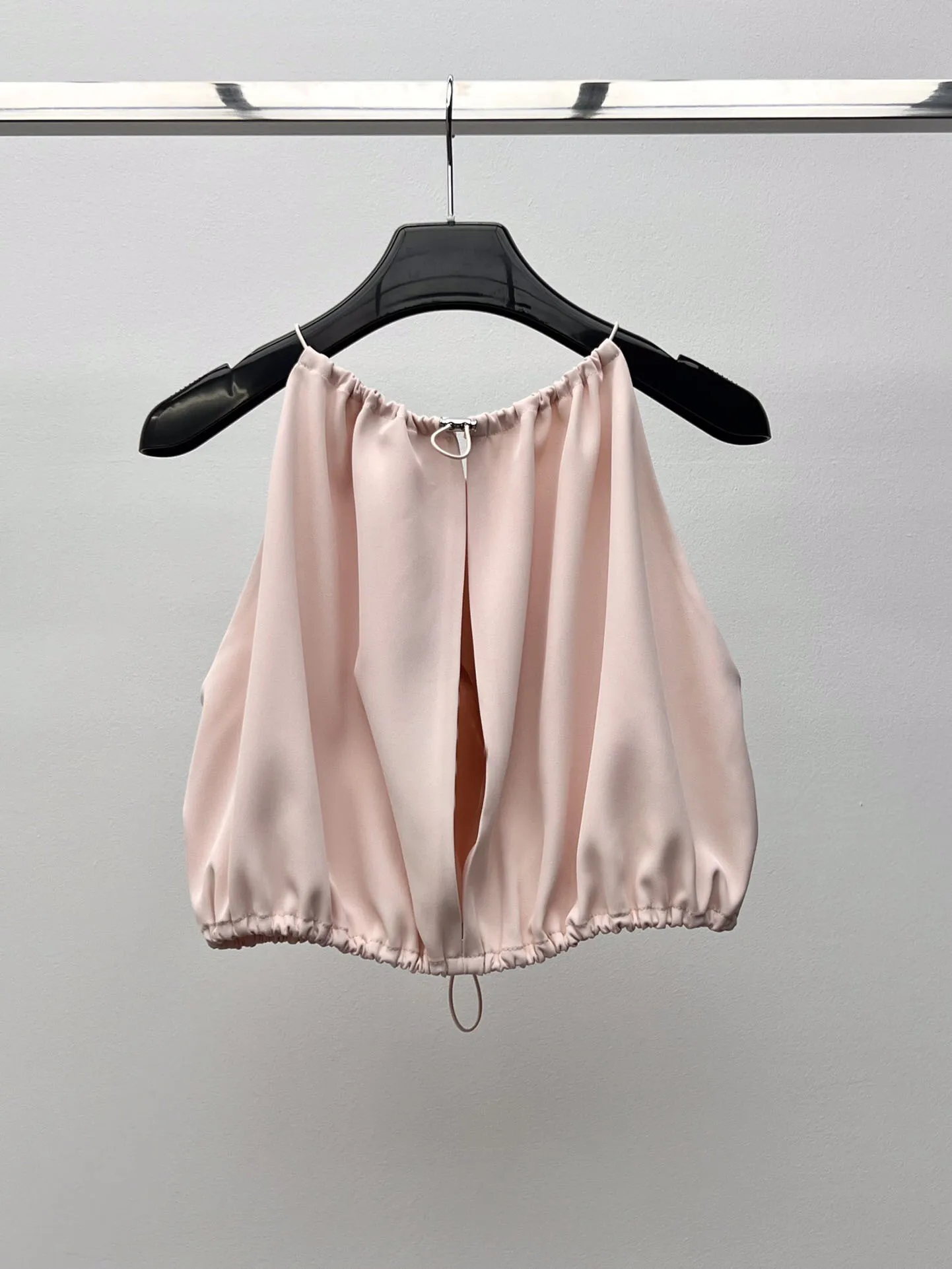 Рисунок 2 - Нежный розовый короткий жилет с