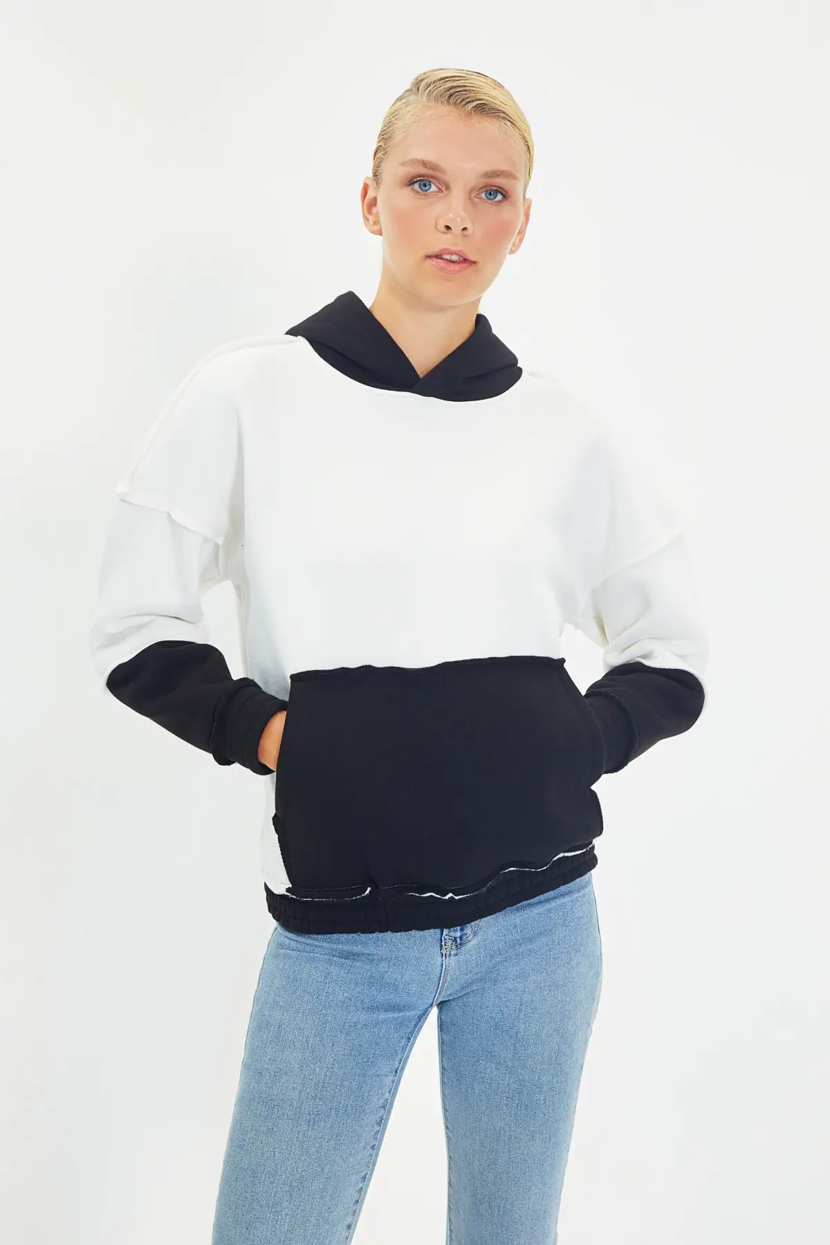 

Trendyol With Color Block Kangaroo Pockets Oversize Knitted Sweatshirt TWOAW22SW0890