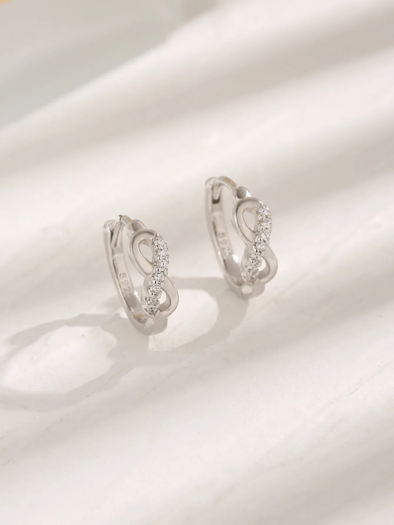 Изысканные циркониевые серьги символ бесконечности изготовленные из серебра 100%