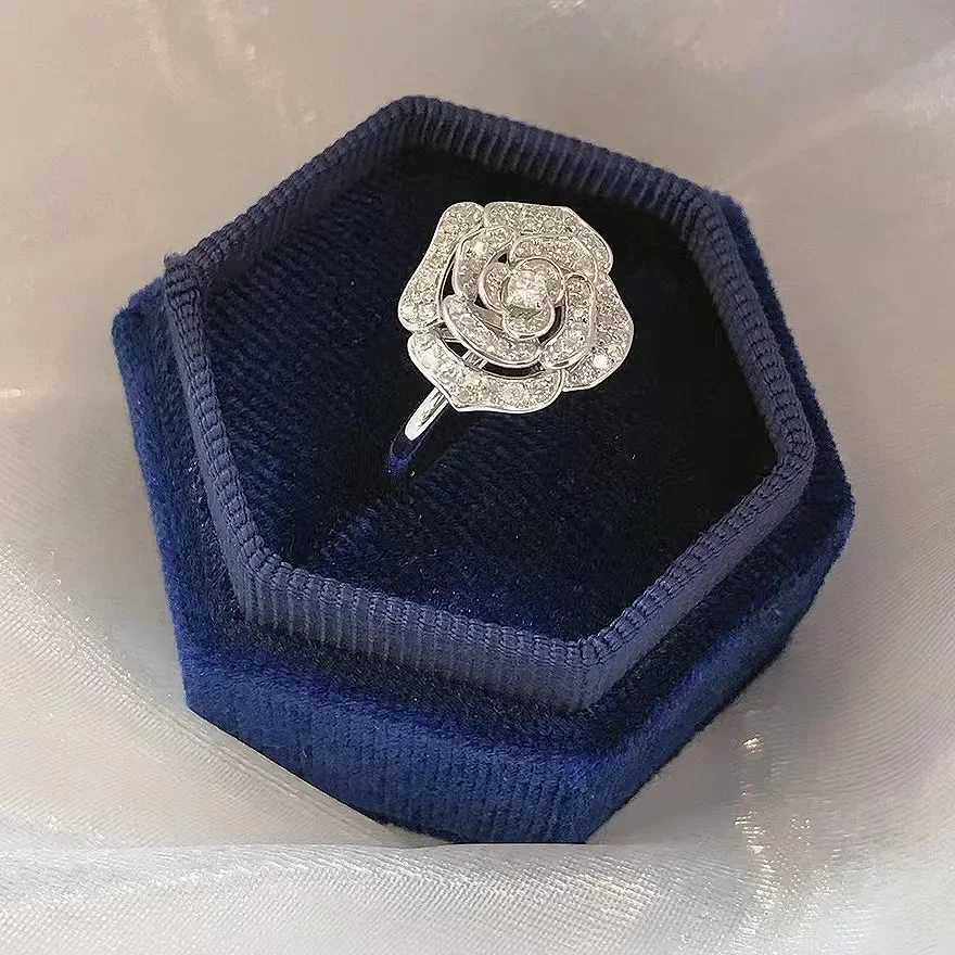 Женское кольцо в виде камелии серебро пробы