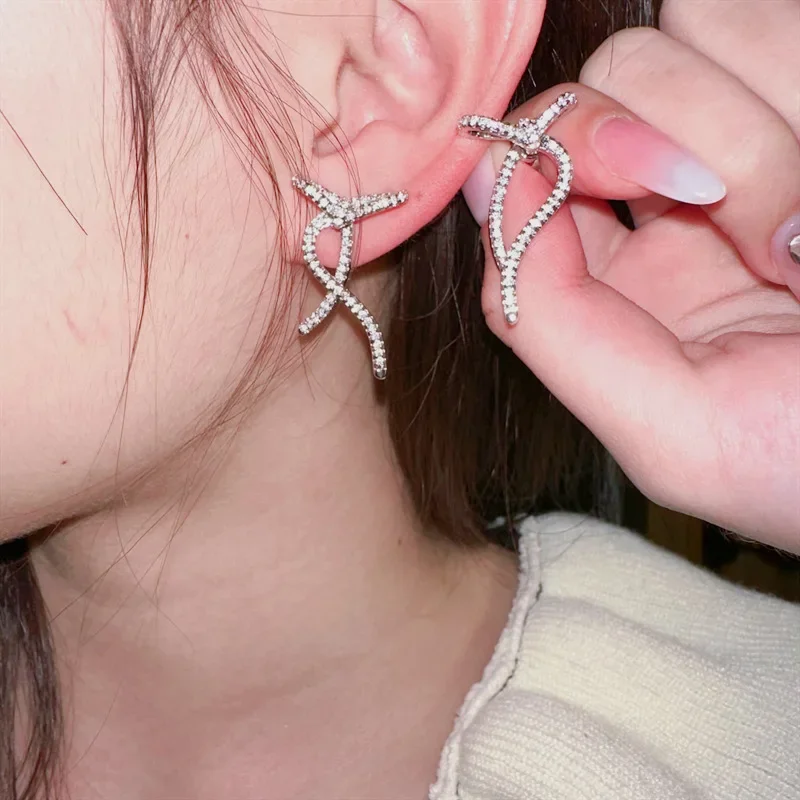 Стандартные серебряные серьги MDLPearl 18 карат с узором усов и подвесным чехлом со