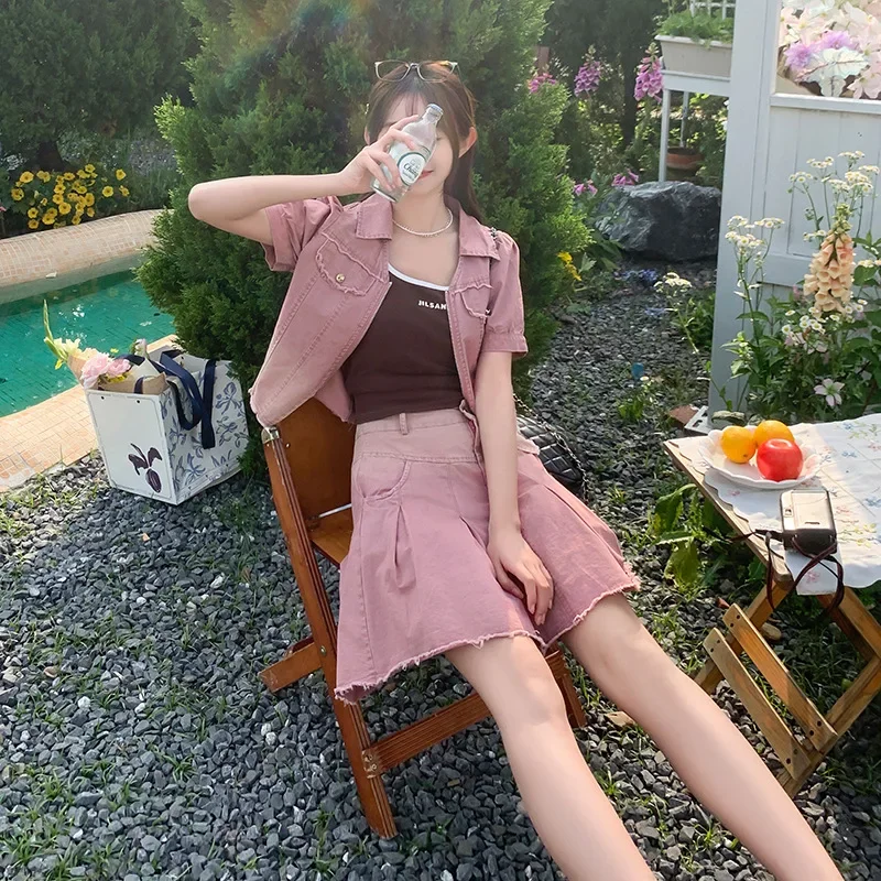 Укороченный джинсовый топ средней длины юбка трапециевидной формы с высокой