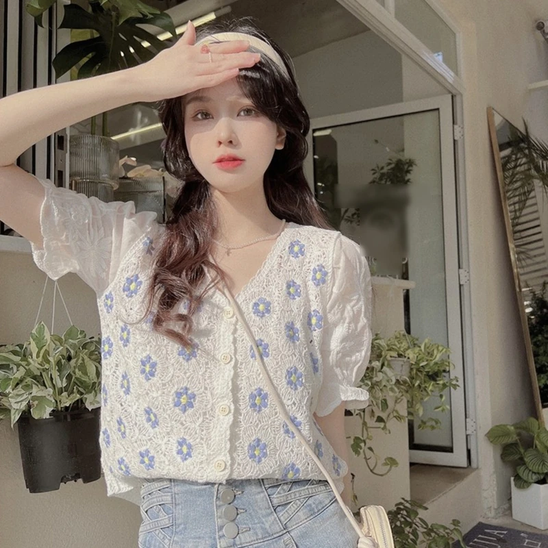 

Женский кроп-топ с V-образным вырезом и цветочной вышивкой