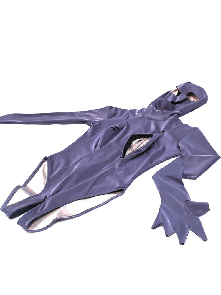 Эластичный боди из искусственной кожи с длинным рукавом и высоким вырезом на