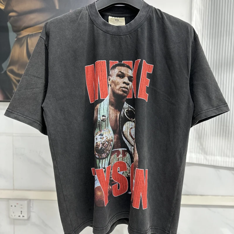 Американский боксерский король с цифровым принтом круглым воротником и коротким