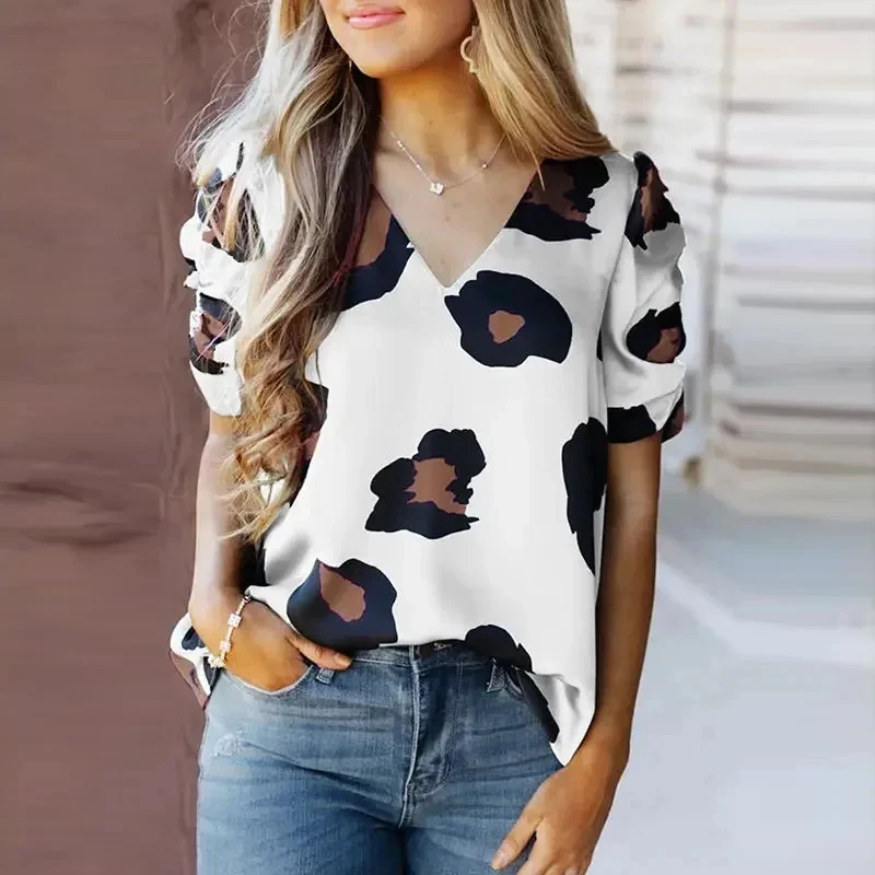 Женская блузка с коротким рукавом V-образным вырезом и леопардовым принтом