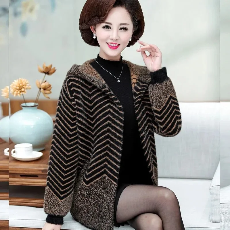 Бархатное пальто с имитацией норки для пожилых мам среднего возраста женское