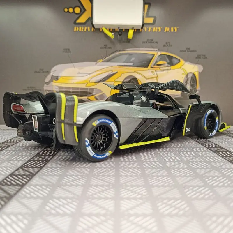 Фото Масштабная модель автомобиля Aston Martin Valkyrie 1:24 из сплава, коллекционная, с открывающимися дверями, звуком и светом, спортивный автомобиль, подарок №5